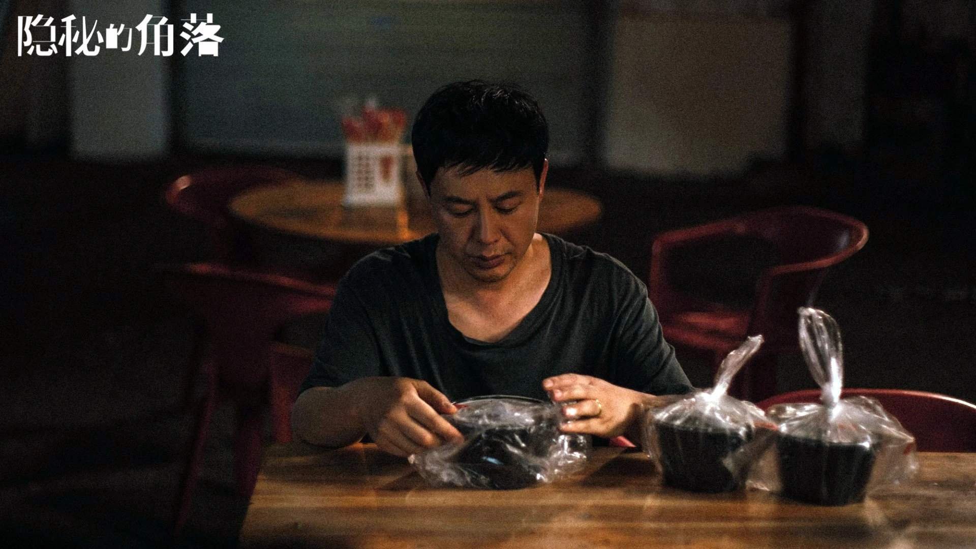 布莱顿在英超联赛中排名第五，获得欧联杯资格，英超布莱顿队徽